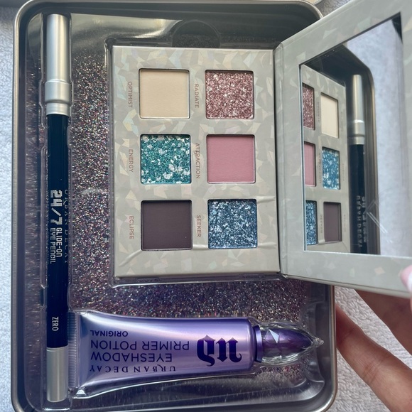 URBAN DECAY
MAJOR GEMS BESPOKE SET
Eye Gift Set - Picture 2 of 4
